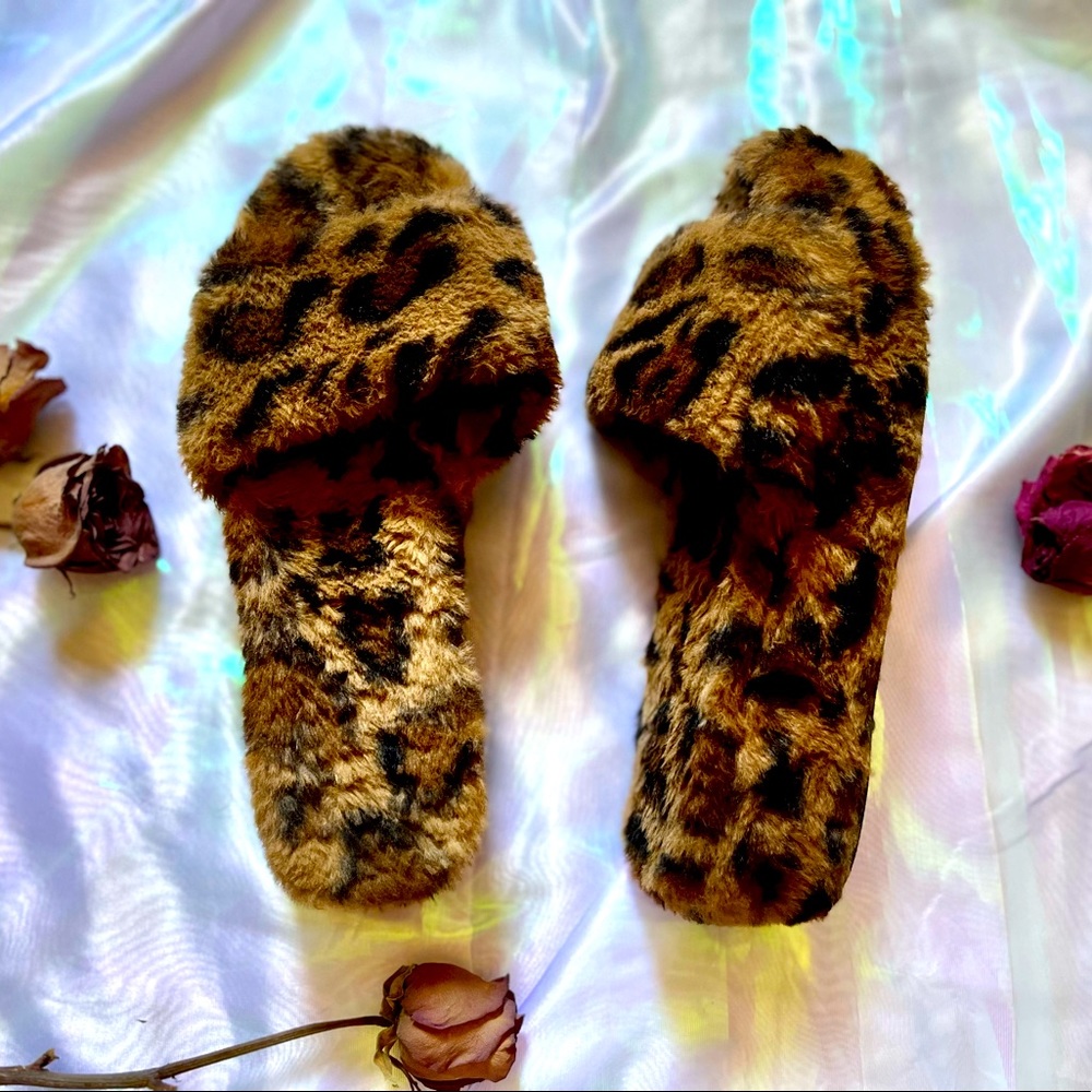 Y2K FOREVER21 Fuzzy Leopard platforms